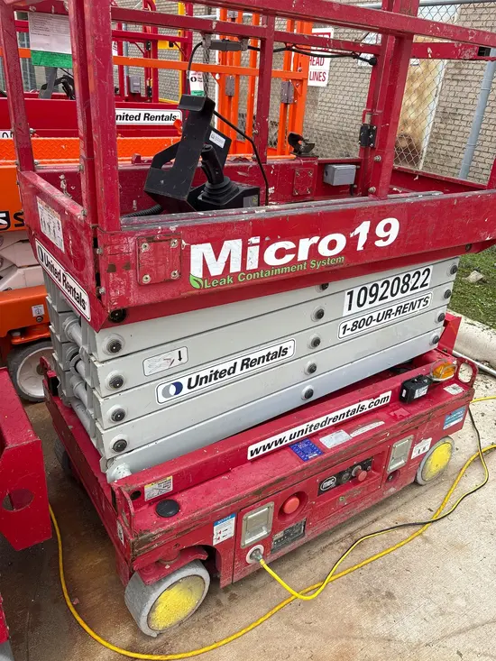 2019 MEC MICRO 19 Scissor Lift