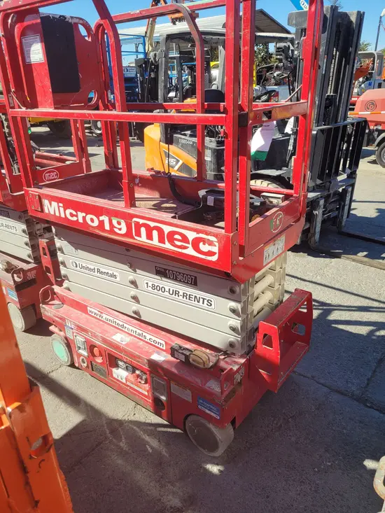 2018 MEC MICRO 19 Scissor Lift