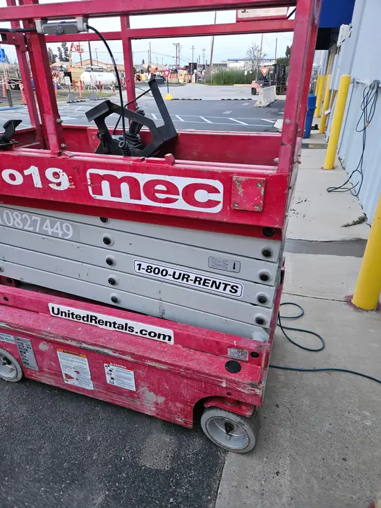 2018 MEC MICRO 19 Scissor Lift