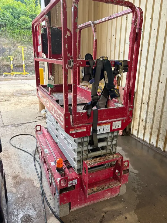 2018 MEC MICRO 19 Scissor Lift