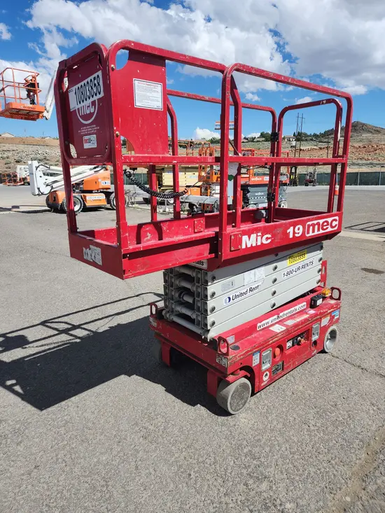 2018 MEC MICRO 19 Scissor Lift