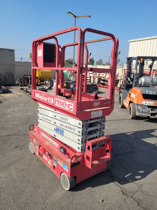 2018 MEC MICRO 19 Scissor Lift