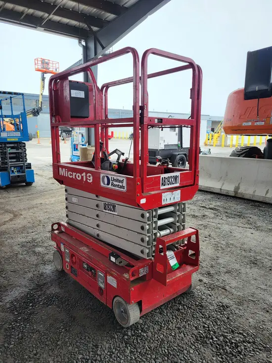 2018 MEC MICRO 19 Scissor Lift