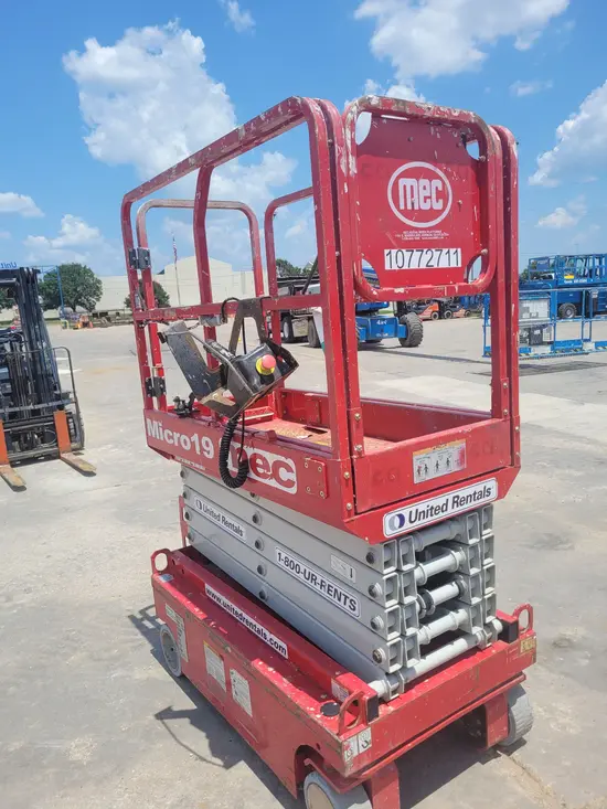 2018 MEC MICRO 19 Scissor Lift