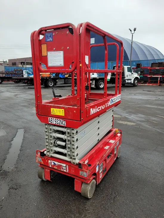 2018 MEC MICRO 19 Scissor Lift
