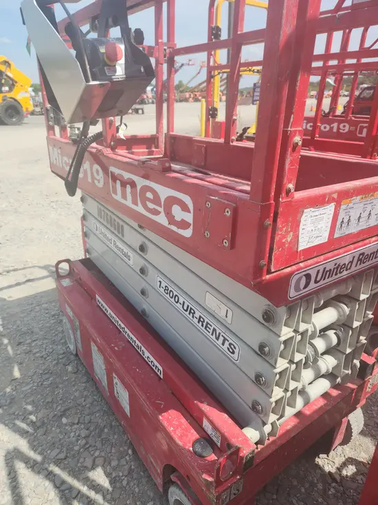 2018 MEC MICRO 19 Scissor Lift
