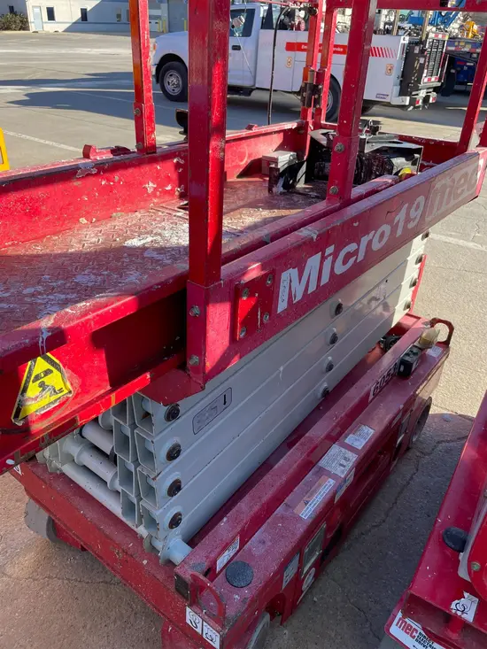 2018 MEC MICRO 19 Scissor Lift