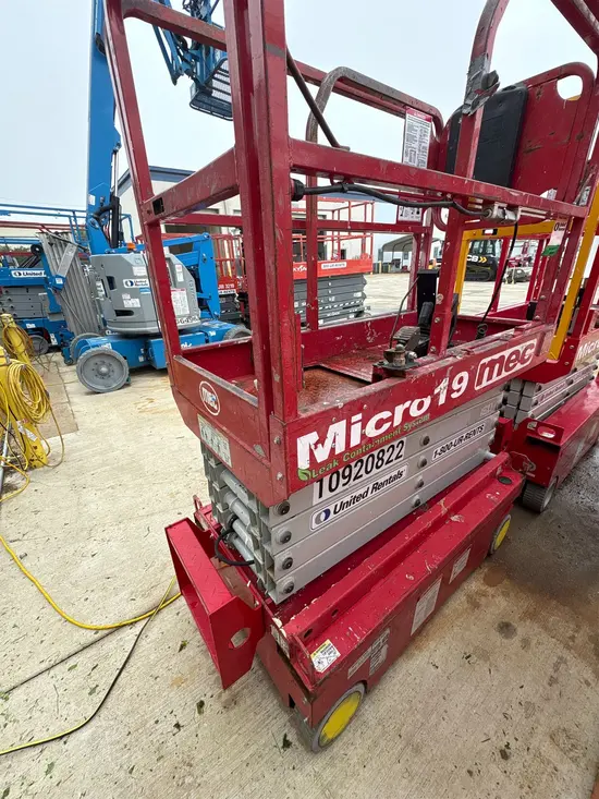 2019 MEC MICRO 19 Scissor Lift