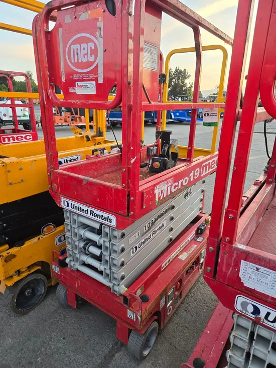 2019 MEC MICRO 19 Scissor Lift