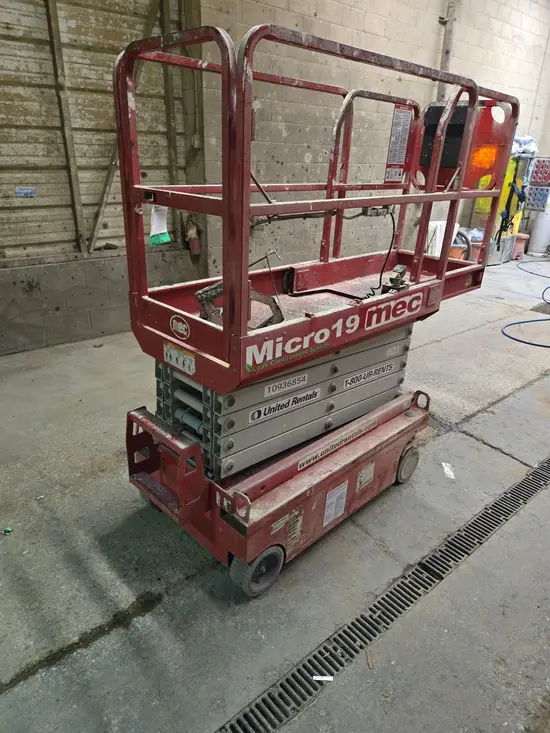 2019 MEC MICRO 19 Scissor Lift