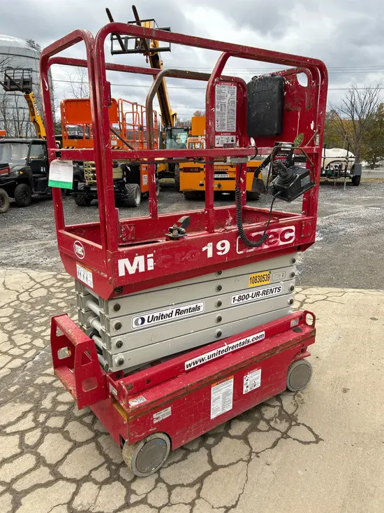 2018 MEC MICRO 19 Scissor Lift