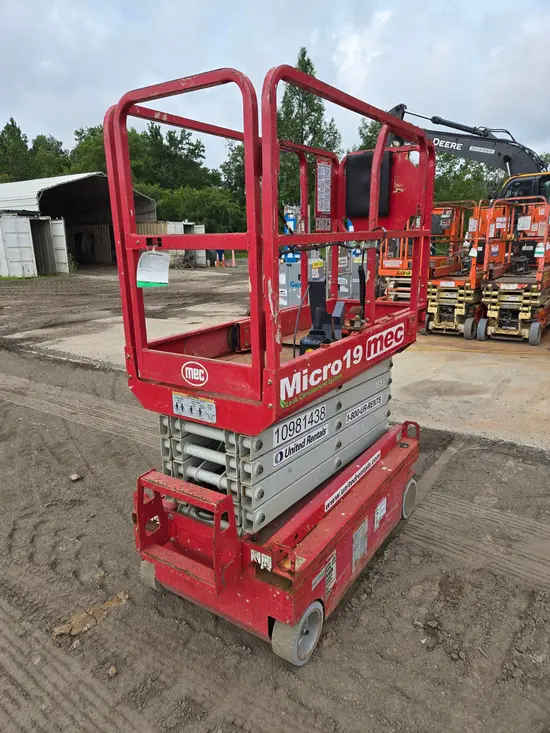 2019 MEC MICRO 19 Scissor Lift