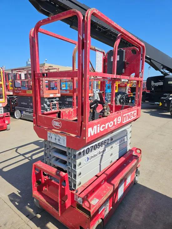 2018 MEC MICRO 19 Scissor Lift