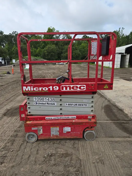 2019 MEC MICRO 19 Scissor Lift