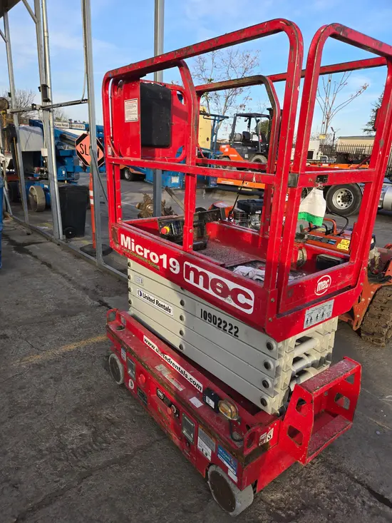 2019 MEC MICRO 19 Scissor Lift