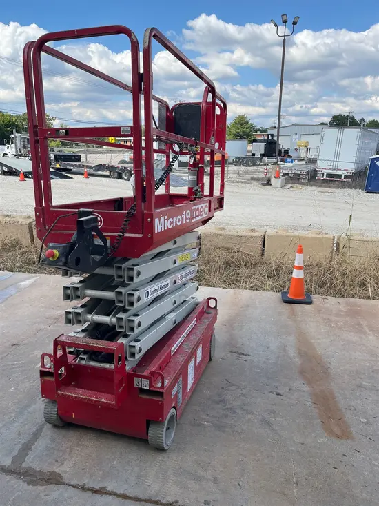 2018 MEC MICRO 19 Scissor Lift