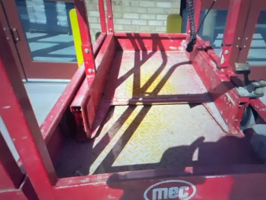 2018 MEC MICRO 19 Scissor Lift