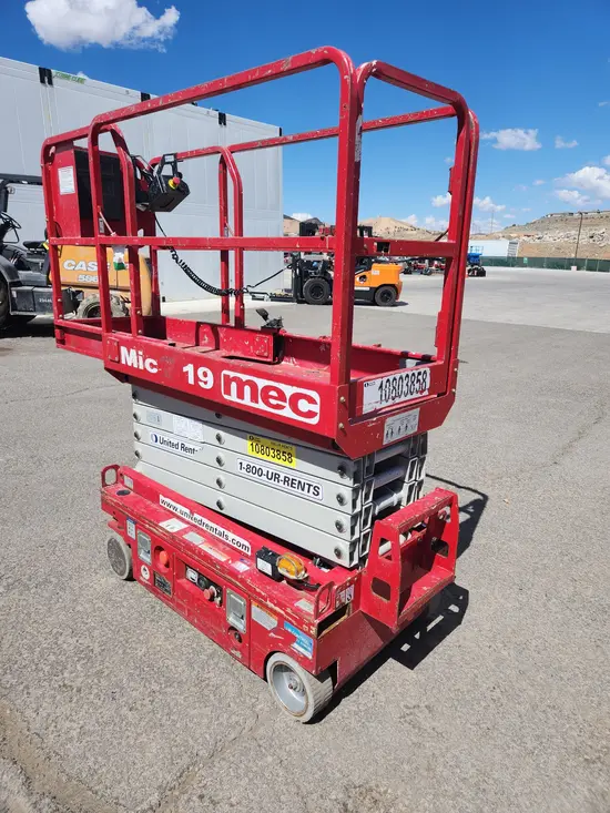 2018 MEC MICRO 19 Scissor Lift
