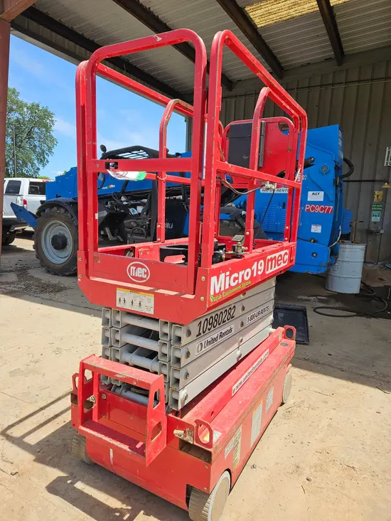 2019 MEC MICRO 19 Scissor Lift