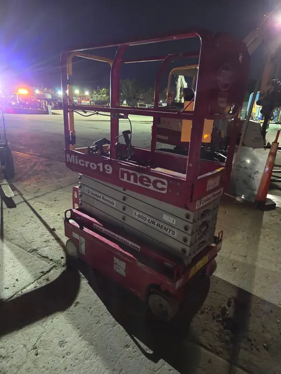 2018 MEC MICRO 19 Scissor Lift
