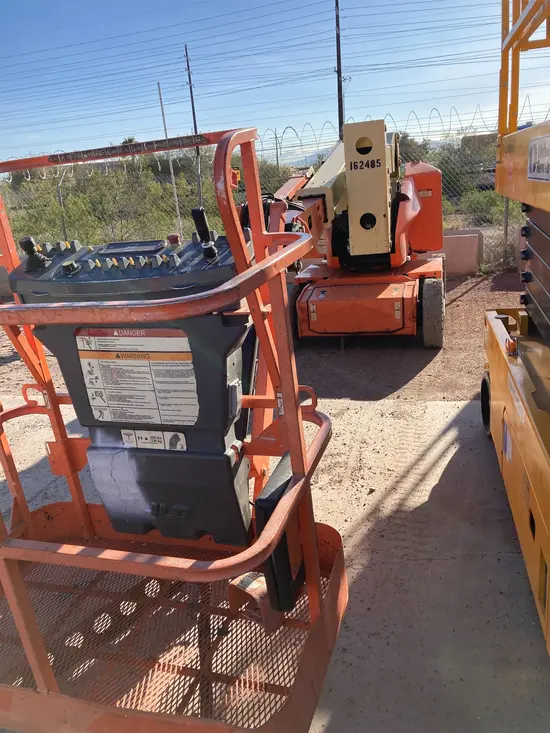 2016 JLG E400AJPN Articulating Boom Lift