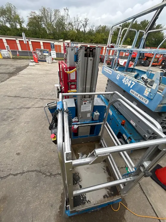 2017 Genie GR-20 Self-Propelled One-Person Lift