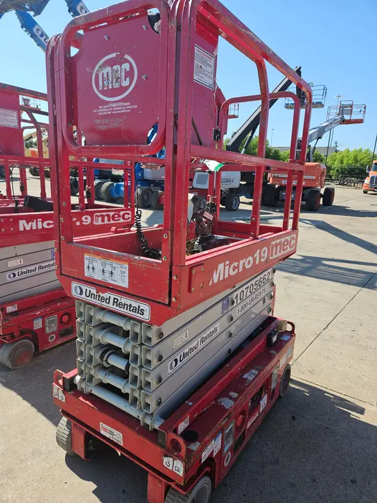 2018 MEC MICRO 19 Scissor Lift