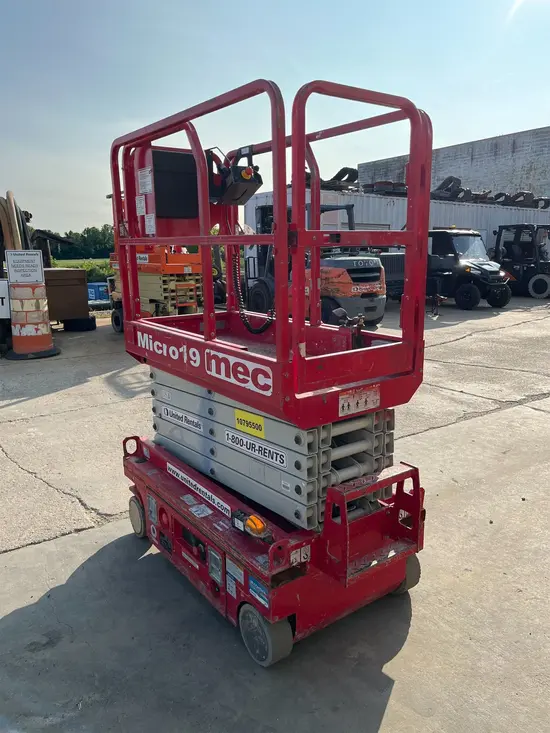 2018 MEC MICRO 19 Scissor Lift
