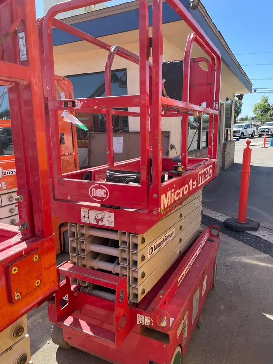 2019 MEC MICRO 19 Scissor Lift