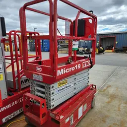 2017 MEC MICRO 19 Scissor Lift
